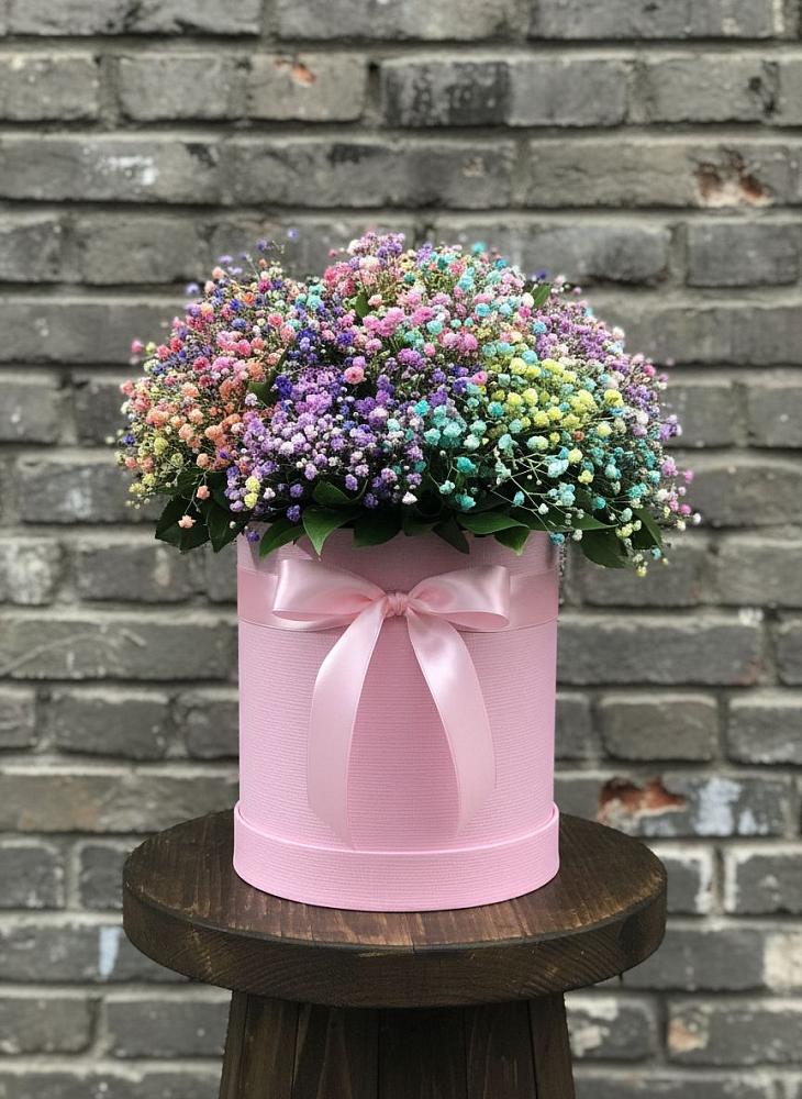 Цветочная композиция из Гипсофила и Розы в шляпной коробке в Новоникольское