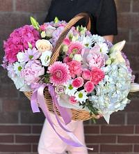 Композиция солнечный день в Новоникольское Цветочная композиция из Розы, Хризантемы, Пионы и Лизиантусы в корзине в Новоникольское
